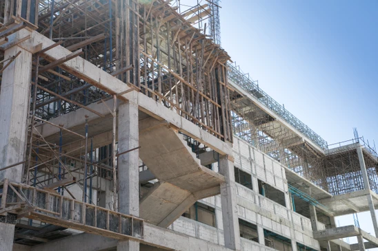 Chantier de construction extérieur avec structure en béton armé en cours d'édification