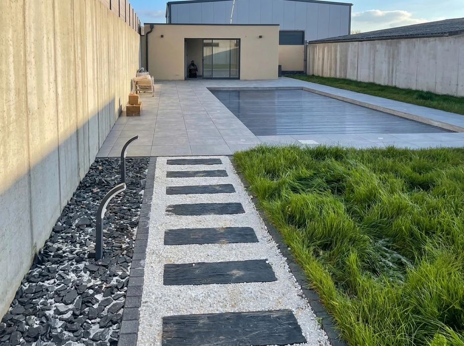 Scène extérieure résidentielle avec carport moderne en béton apparent, toiture plate